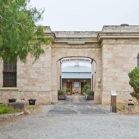 The Old Mount Gambier Gaol Hotel Exterior photo